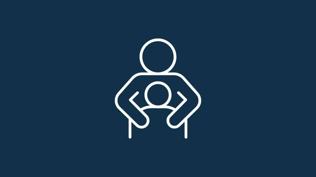 Una figura stilizzata di un adulto che appoggia le mani sulle spalle di un bambino. Simbolo delle adozioni a distanza.